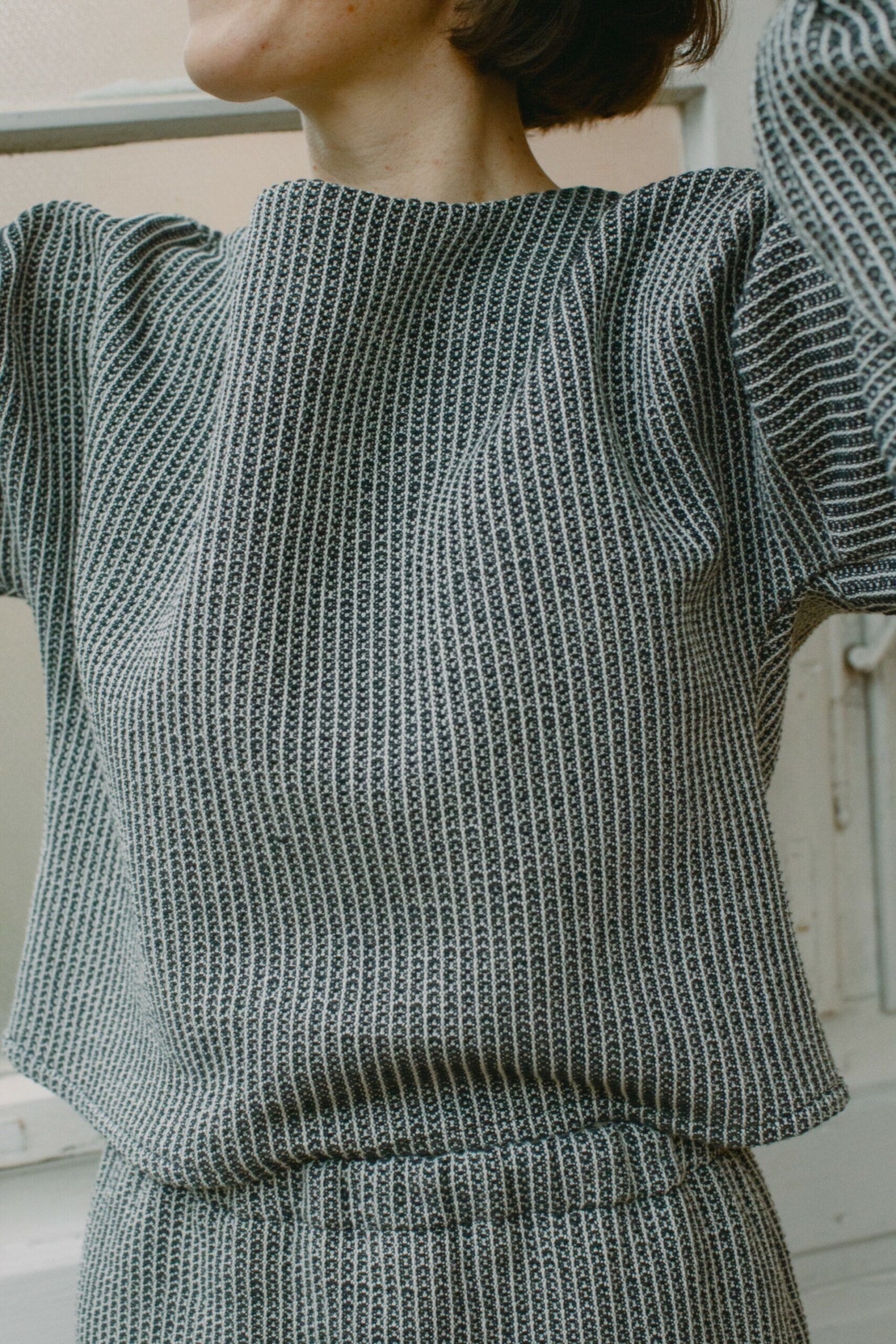 Rundhals-Pullover in Schwarz-Weiß aus Waffelpiquee mit langen Ärmeln, handgefertigt aus 100 % Baumwolle.