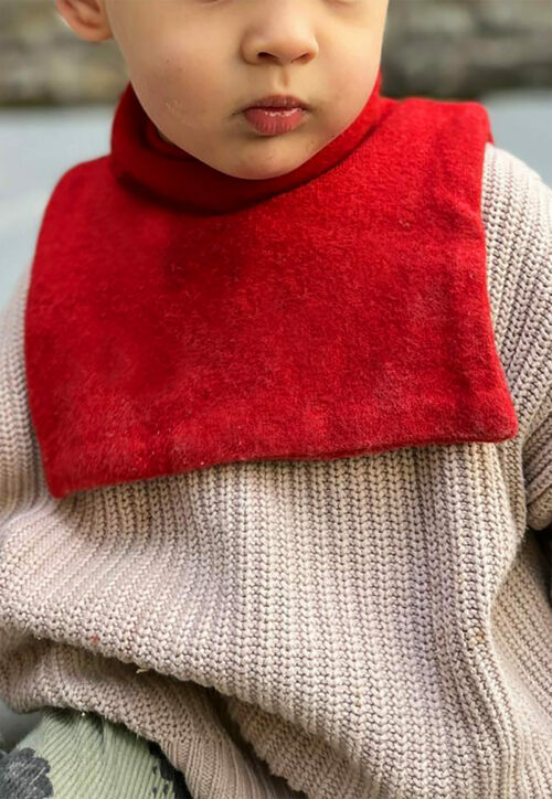 Handgefertigter Wollkragen für Kinder in Rot, aus 100 % italienischer Wolle, warm und kuschelig.