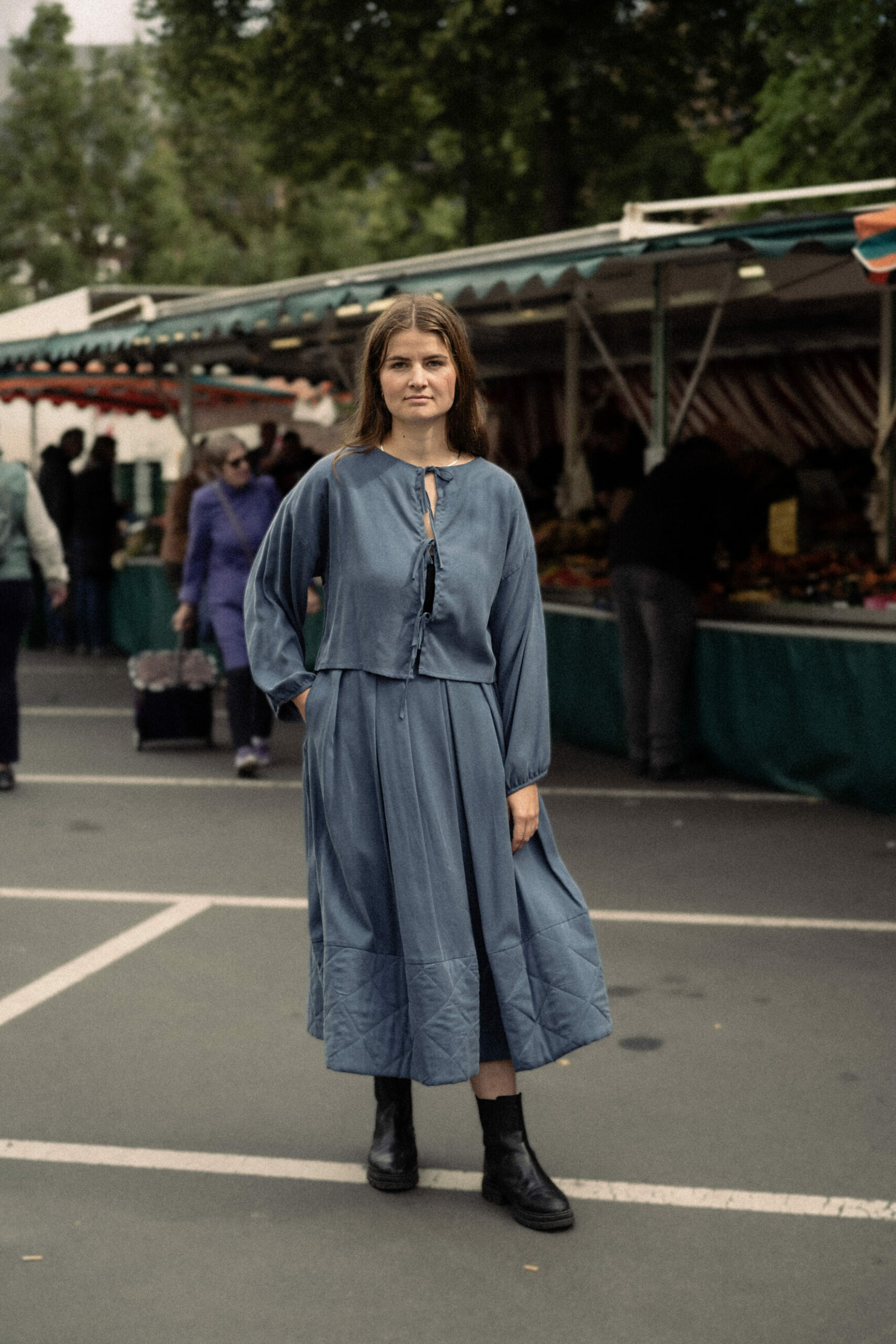 Handgefertigter gesteppter Faltenrock in Taubenblau aus 100 % Viskose, hergestellt im Atelier von Helena Harfst in Hessen.