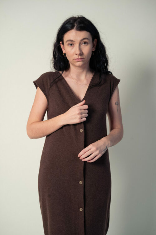 Handgefertigtes braunes Wollkleid mit Knopfleiste aus 100 % Merinowolle, hergestellt im Atelier von Helena Harfst in Hessen.