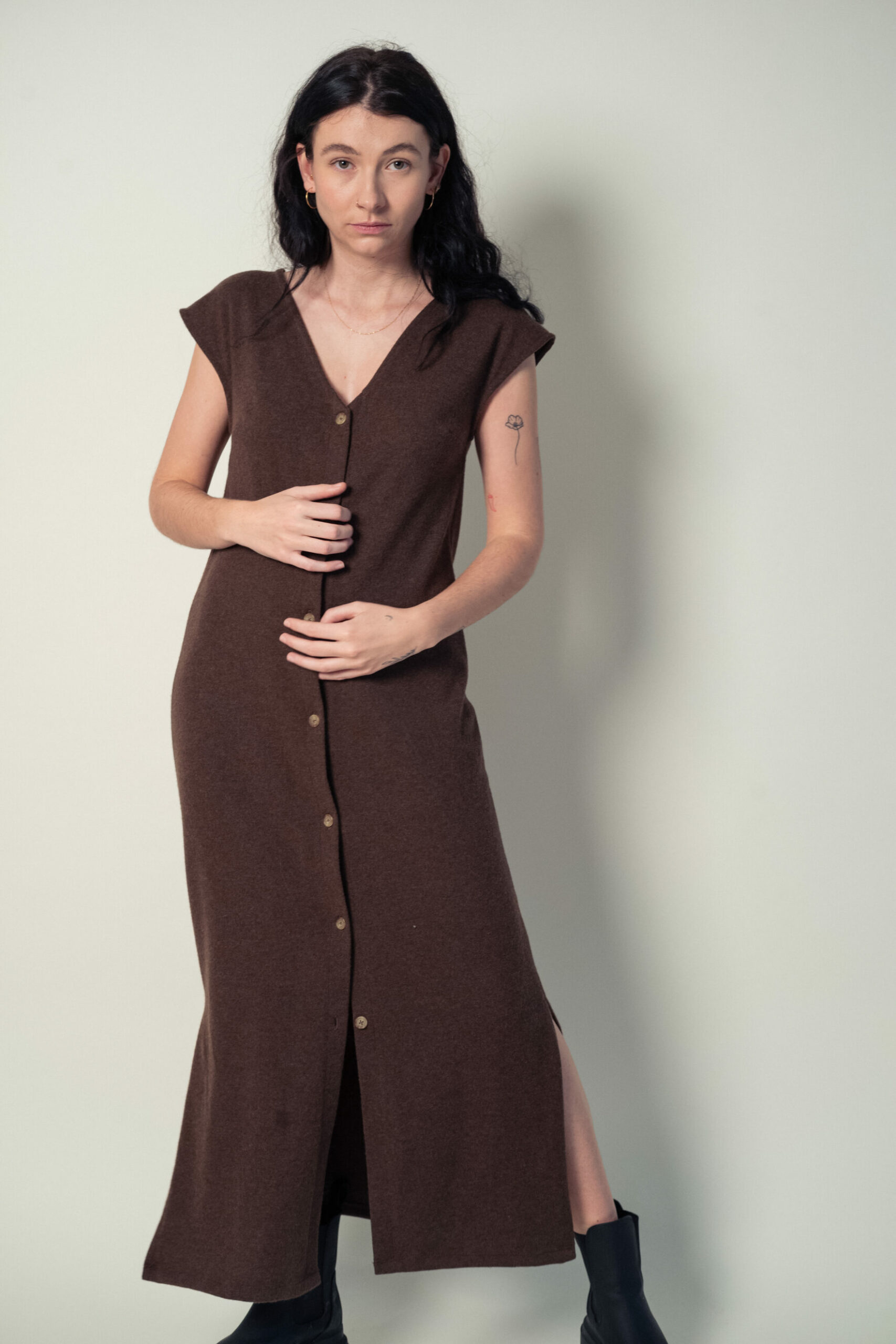 Handgefertigtes braunes Wollkleid mit Knopfleiste aus 100 % Merinowolle, hergestellt im Atelier von Helena Harfst in Hessen.